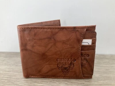 Cartera y deslizador de cuero marrón Rico Chicago Bulls con logotipo en relieve ranuras para tarjetas suaves Foto 1 de 4