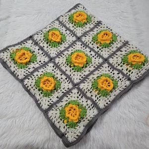 Vintage Handarbeit Granny Square gehäkelt gestrickt Decke Überwurf gelb 3D Rose 48”x45” - Bild 1 von 7