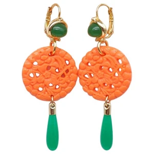 Pendientes colgantes de alambre Kenneth Jay Lane de jade coral en oro, naranja y verde, alta costura - Imagen 1 de 4