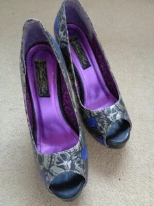 TACONES PEEP TOE CON ESTAMPADO DE CALAVERA PLATEADO, NEGRO Y PÚRPURA PUÑO DE HIERRO - TALLA 4 - Imagen 1 de 8