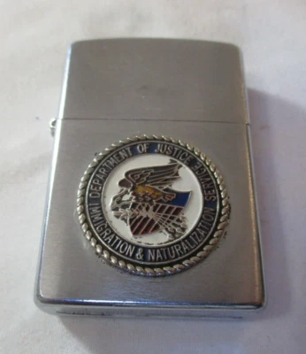 Departamento de Justicia DOJ FBI Inmigración y Naturalización 1995 Encendedor Zippo Foto 1 de 3