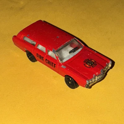 Coche vagón Ford 1015 vintage rojo 1:64 del Departamento de Bomberos Yatming del Departamento de Bomberos Yatming Foto 1 de 4
