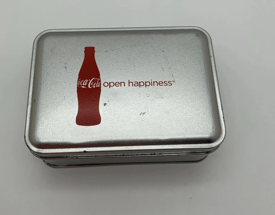Caixa de lata colecionável de Coca-Cola prata retangular bugiganga lata 5 x 3,6 x 1,6 - Imagem 1 de 4