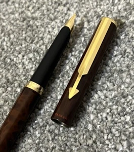 1986 PARKER ARROW FOUNTAIN PEN-THUYA LAQUE-GOLD TRIM-FRANCE-MEDIUM NIB-(C25) - Foto 1 di 10