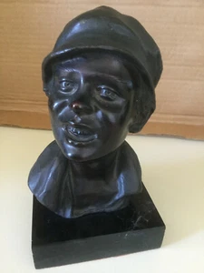 Antike Vincenzo Cinque Bronze Büste des Jungen im Hut auf schwarzem Marmorsockel - Bild 1 von 6