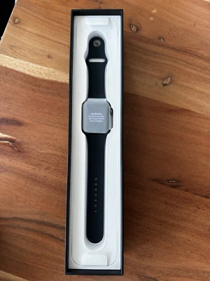 Apple Watch Nike+ 42mm Aluminiumgehäuse in Space Grau mit Armband - Bild 1 von 4