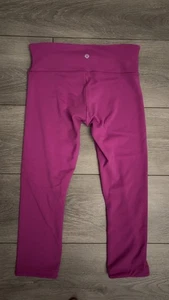 Leggings recortados Lululemon talla 6 púrpura magenta atléticos  - Imagen 1 de 9