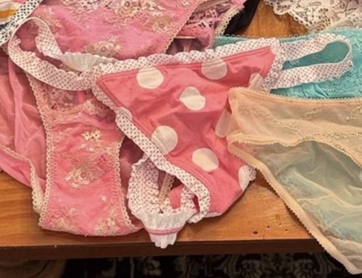 NUEVO CON ETIQUETAS RARO VICTORIA’S SECRET L ROSA RAYAS VOLANTES CUERDA EN V TANGA BRAGAS GRANDES Foto 1 de 4