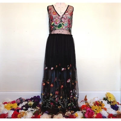 Vestido midi de malla bordada floral negro L'Atiste by Amy S Foto 1 de 4