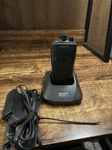 Kenwood TK-3101 UHF FM Transceptor Walker Talkie con Cargador Rápido KSC-16 y Batería - Imagen 1 de 7