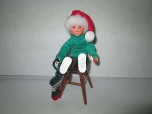 Byers Choice Kindle mit Zuckerstange auf Hocker Neu - Bild 1 von 2