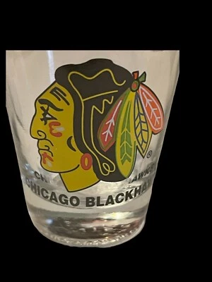 CHICAGO BLACKHAWKS NHL 2 OZ LOGOTIPO DEL EQUIPO VIDRIO DE TIRO PLUMAS CABEZA INDIA Foto 1 de 3