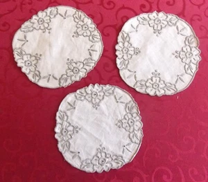 NAPPERONS BRODES MAIN RONDS ECRUS 14CM BRODERIE CONTRASTEE LES 3*** - Picture 1 of 3