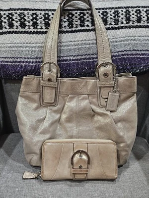 Cartera Coach en oro champán con cartera a juego  Foto 1 de 4