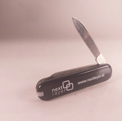 Canivete suíço Victorinox clássico SD preto 58mm logotipo PRÓXIMA CAMADA  - Imagem 1 de 4
