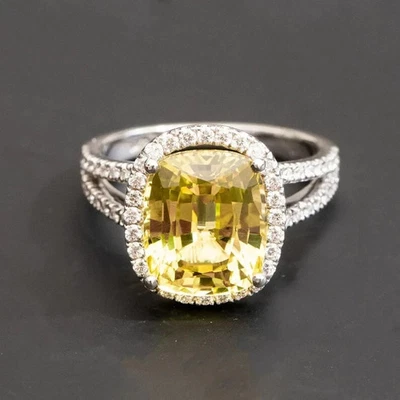 Alianza de diamantes con zafiro amarillo natural cojín de 5,50 quilates en oro blanco de 14 quilates 7 Foto 1 de 4