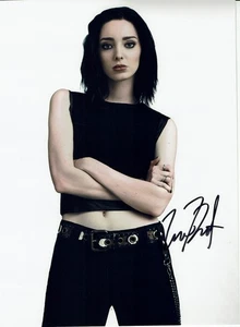 Handsigniertes Foto von Emma Dumont - Bild 1 von 2