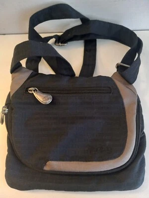 Cartera cruzada Ameribag negra y tostada con cremallera plateada Foto 1 de 4