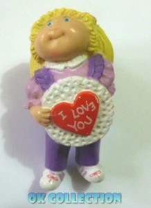 CABBAGE PATCH KIDS personaggio pvc alto 6 cm - LEI CON CUORE (Macau 1984) 22. - Picture 1 of 2