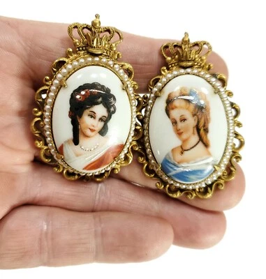 Par de tiradores de cajón antiguos de porcelana pintados a mano para mujer con oro y perlas Foto 1 de 4