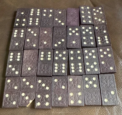 VINTAGE SET OF 28 WOODEN DOMINO'S ART NOUVEAU STYLE ONE CHIPPED 4CM X 2CM - Image 1 of 4