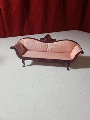 Sofá miniatura Concord de madera rosa y caoba muebles para casa de muñecas 1:12 Foto 1 de 4