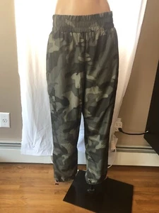 HOLLISTER WOMENS ULTRA HIGH RISE WIND PANTS CAMO CAMOUFLAGE SIZE MEDIUM - Picture 1 of 8