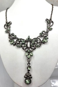 Collana tono argento con cristalli verdi e dettagli ornati catena regolabile Leng - Foto 1 di 2
