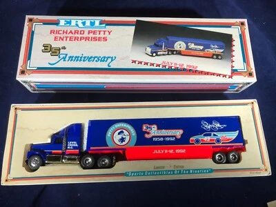 КОМАНДНЫЙ САМОСВАЛ D-9 — РИЧАРД МЕЛКИЕ ПРЕДПРИЯТИЯ, 35-Я ГОДОВЩИНА — ERTL — ЛИТОЙ - Изображение 1 из 4