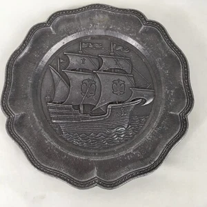 Plato colgante de pared de peltre español vintage barco galeón en el mar festoneado - Imagen 1 de 7