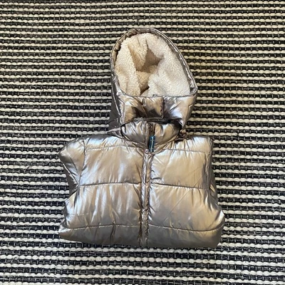 Mini Boden Brillo Brillante Metálico Divertido Acolchado Con Capucha Forrado Sherpa Costa 7/8 años Foto 1 de 4