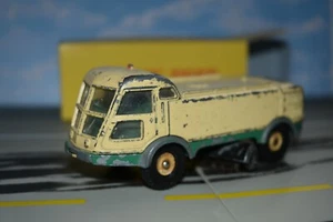 dinky toys camion balayeuse n°596 Au 1/50 avec boîte box repro. offerte - Foto 1 di 1