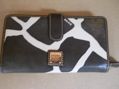 Nueva Cartera Dooney & Bourke JIRAFA, Marrón T'Moro 7 1/2" x 4" Muy buena condición Foto 1 de 4