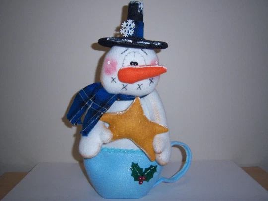 ~PATTERN~PRIMITIVE FOLK ART SNOWMAN IN A TEA CUP SHELF SITTER WREATH DECOR ~ - Image 1 of 1
