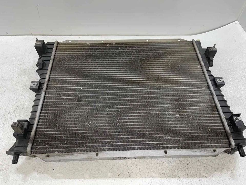 Radiador de refrigeración del motor 9R3Z8005B fabricante de equipos originales Ford Mustang 2005-2010 4,0 L AT Foto 1 de 4