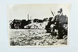 Soldados japoneses detrás de fortificaciones de sacos de arena en el norte de China 1937 foto de prensa - Imagen 1 de 2