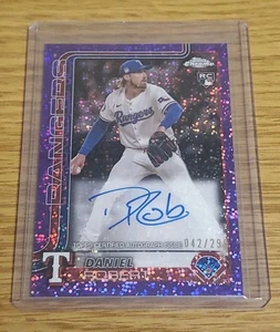 2025 Topps Chrome RC Daniel Robert Rookie Auto Viola Macchia /299 #RA-DRO - Foto 1 di 2