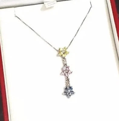 Collar colgante de tres flores con diamantes y zafiros multicolores de oro blanco de 10K Foto 1 de 4