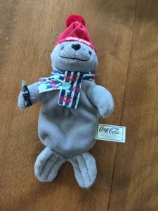 Coca-Cola 1999 Sitzsack Plüsch Robbe im gestreiften Schal & Strickmütze Coke - Bild 1 von 13