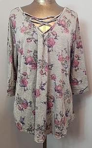 NWT Maurices Gray Floral Lace Up Top Womens Size 1 Chest 46 V-Neck 216-35214 - Picture 1 of 7