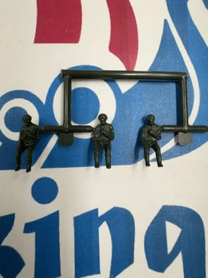 Monogram Dornier Do 17Z #6842 1:72 Step 31 3 Crew Members - Image 1 of 2