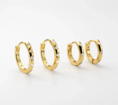 Pendientes Huggie Hoop de oro amarillo de 9 quilates sobre plata circonita cúbica de 10 mm de grosor para dama de 2 mm Foto 1 de 4