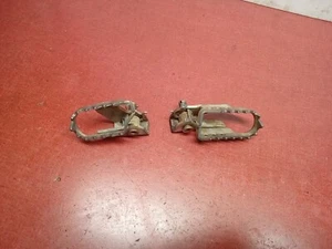 2002 02 YAMAHA TTR 125 TTR125 FOOT PEGS RESTS PAIR - Picture 1 of 1