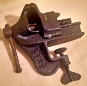 Vise Mini Tavolo Miniatura 02 1/2 Made in USA Fissaggio a Vite Incudine Posteriore Usato - Foto 1 di 11