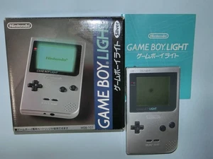 Nintendo Game Boy Light Silber mit Box & Handbuch getestet - Bild 1 von 8