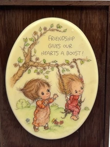 Vintage 83 Punzen Plakette "Freundschaft gibt unseren Herzen einen Schub" Nussbaum gerahmt - Bild 1 von 24