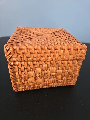 Cesta de almacenamiento tejida de paja hecha a mano con tapa organizadora de regalos de maquillaje caja de almacenamiento Foto 1 de 4