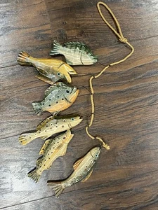 Corda di 6 pesci in legno da appendere dipinti lunghi 18” decorazione cabina arte popolare - Foto 1 di 6