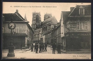 AK Corbie, La Rue Hersent mit Blick auf die Kathedrale und Passanten - Bild 1 von 2