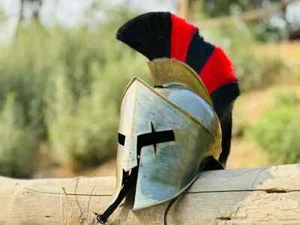 Beschädigter Spartaner Helm 300 Filmstil griechischer Helm für Kostüm Display Geschenk - Bild 1 von 4